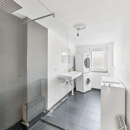 Guenstiges Haus Fuer Monteure In Parkplatz, Wifi, Smart Tv, Waschmaschine 別荘 ニュルティンゲン