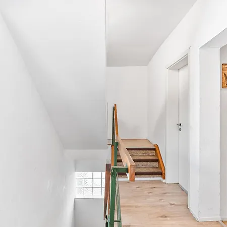 別荘 Guenstiges Haus Fuer Monteure In Parkplatz, Wifi, Smart Tv, Waschmaschine ニュルティンゲン